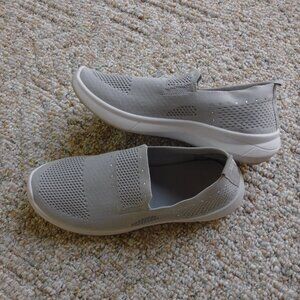 Danskin Light Gray Knit Slip In Sneakers Rhinestone Detail ~ 8-1/2 ~ Pre-owned